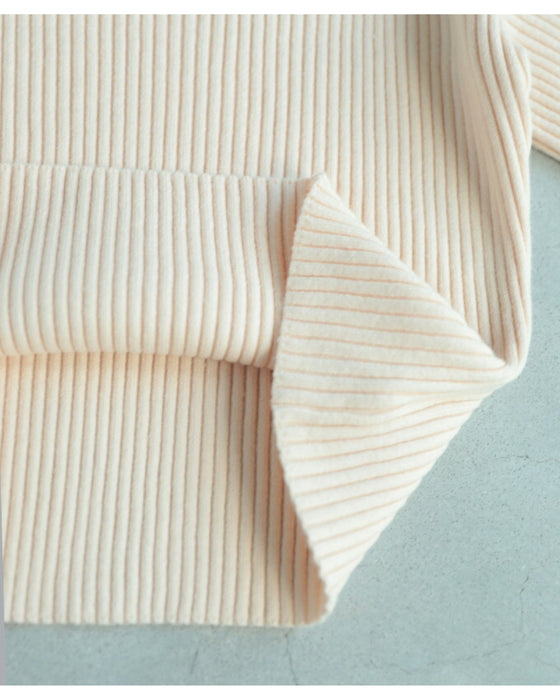 長袖ポワンとオフネックのニットトップス