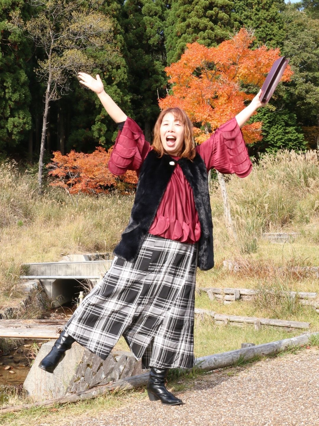 ワインレッドとファーが描く、ドラマティックなクラシックモード – ONE