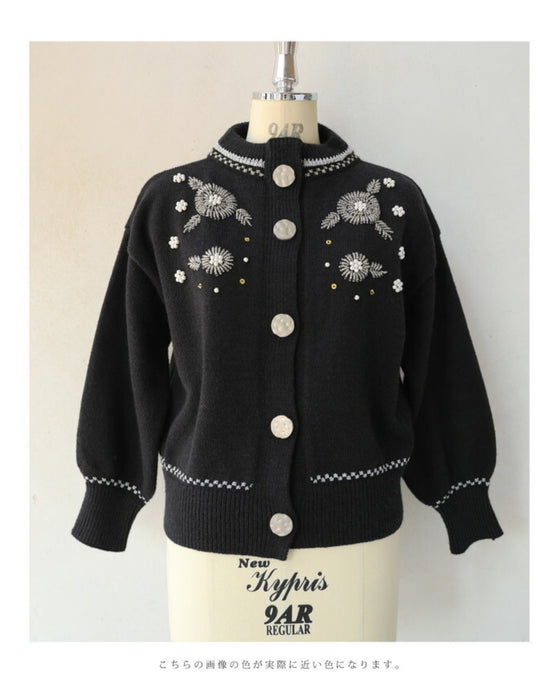 Knitted cardigan with flowers drawn with beads and jewels