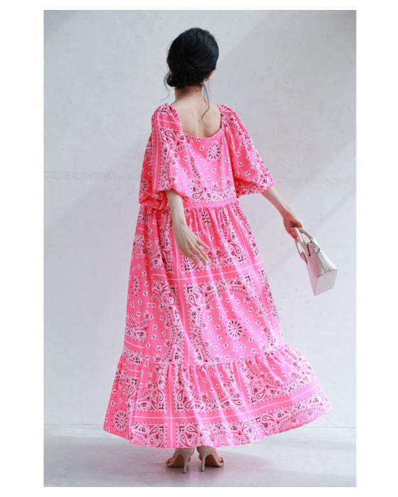 太陽の日差しに映えるバンダナ柄ロングワンピース