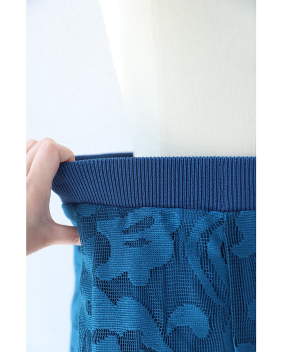 アラベスク模様浮き立つマーメイドラインスカート