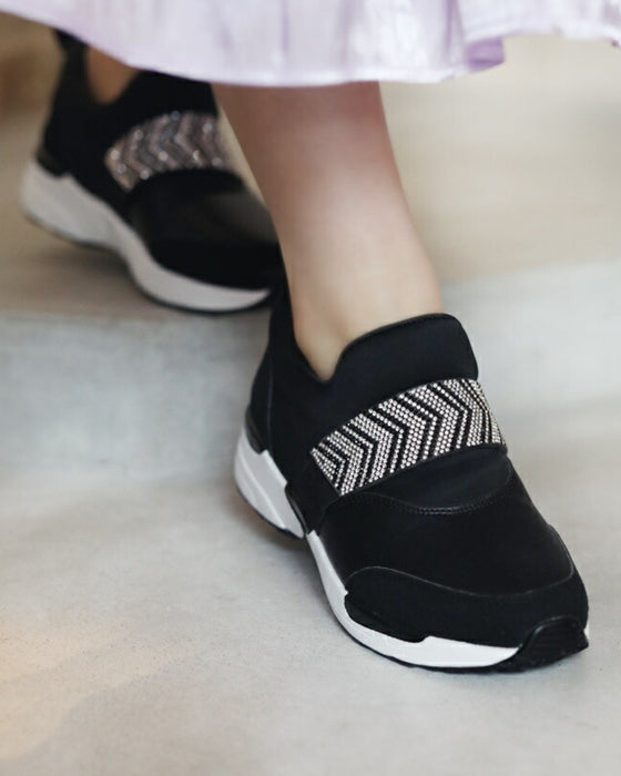 ヒールに疲れた方へ ビジュースニーカー