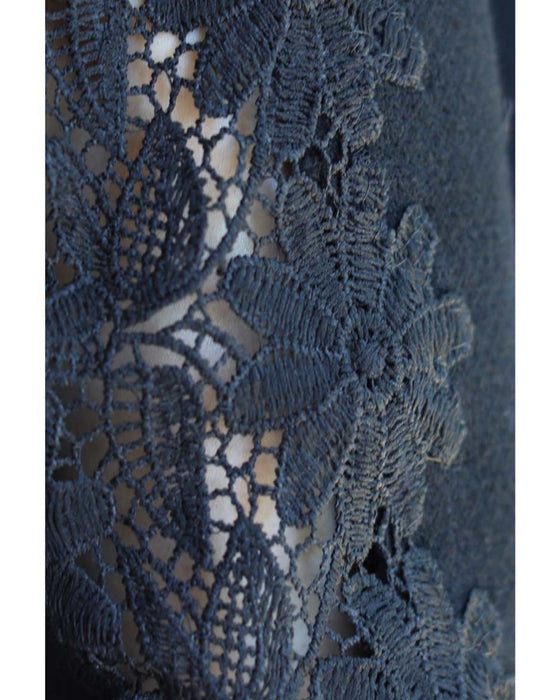 袖と胸元に咲き誇る花レースニットトップス