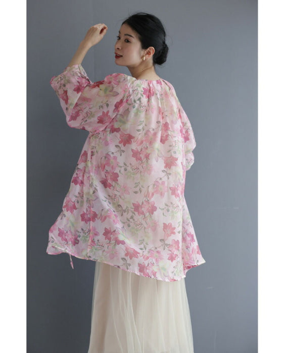 愛らしいピンクの花が微笑むエアリーなシアーチュニック