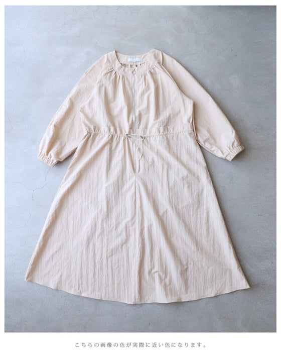 シャカシャカ素材のジップアップロングワンピース