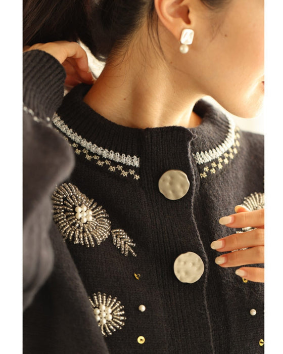 Knitted cardigan with flowers drawn with beads and jewels