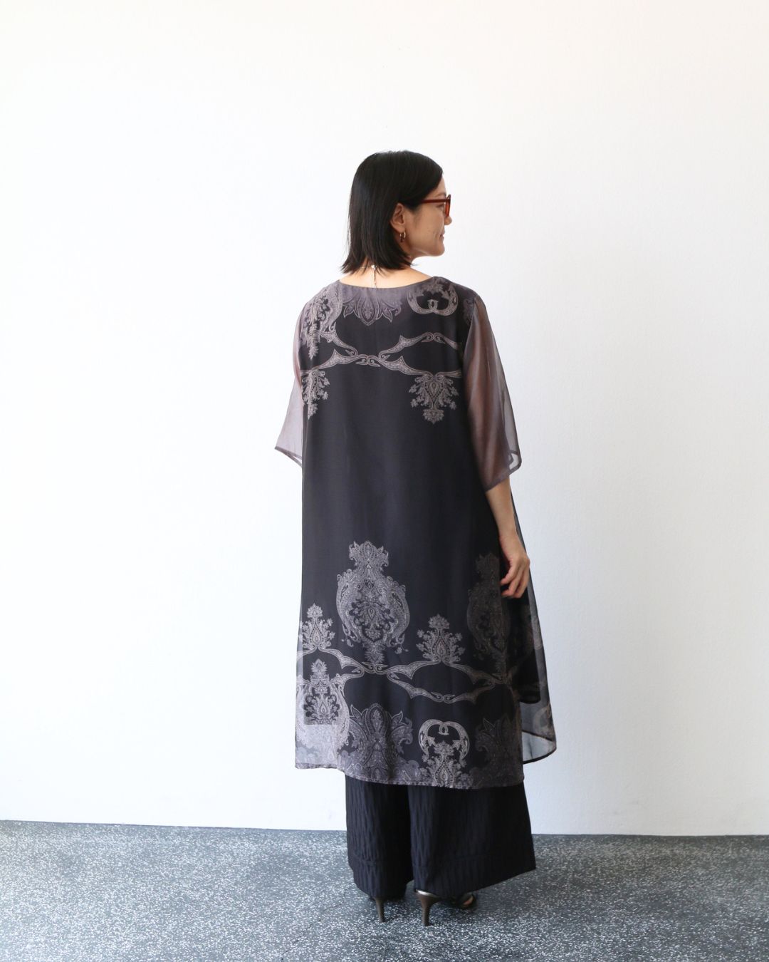 黒を軽やかに纏う。シアーペイズリーの大人レイヤード – ONE PEACE ONLINE