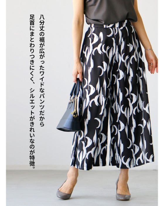 ボトムが主役!飽きのこないアート柄ワイドパンツ