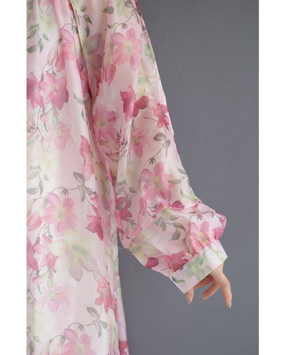 愛らしいピンクの花が微笑むエアリーなシアーチュニック