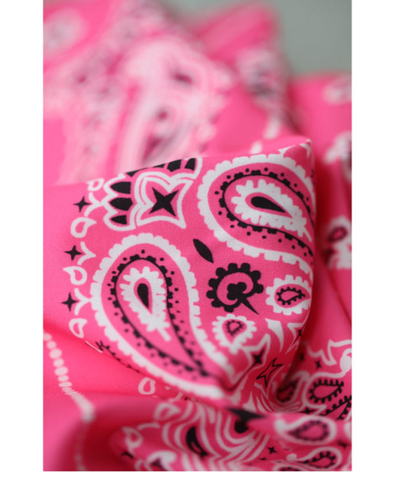 太陽の日差しに映えるバンダナ柄ロングワンピース