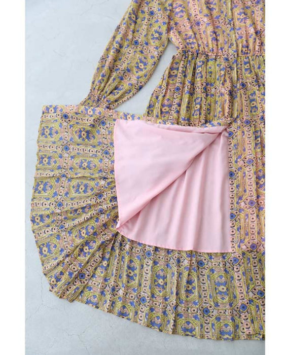 アールヌーヴォーな風が吹くプリーツワンピース