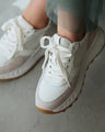 No need to worry about the entrance! Versatile and elegant sneakers