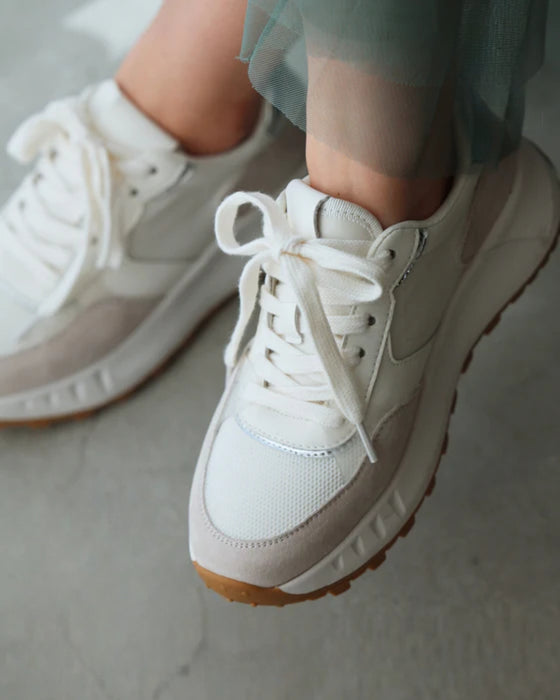 No need to worry about the entrance! Versatile and elegant sneakers