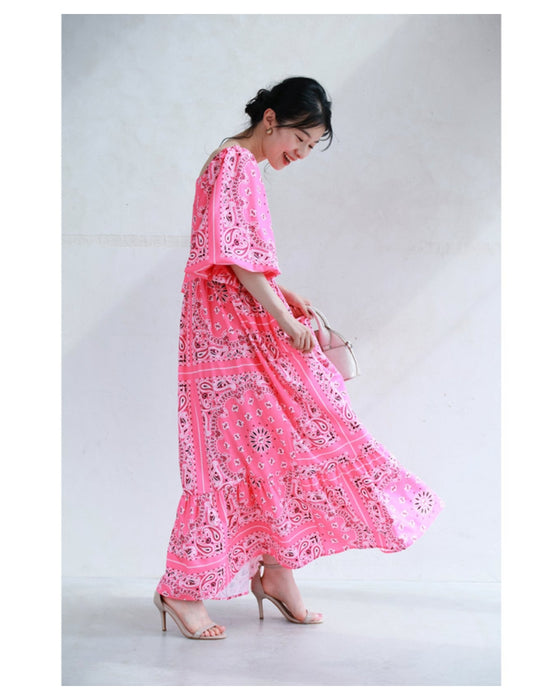 太陽の日差しに映えるバンダナ柄ロングワンピース