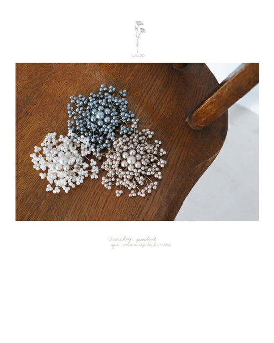 <3 colors available> Brooch that creates flowers with pearl glitter