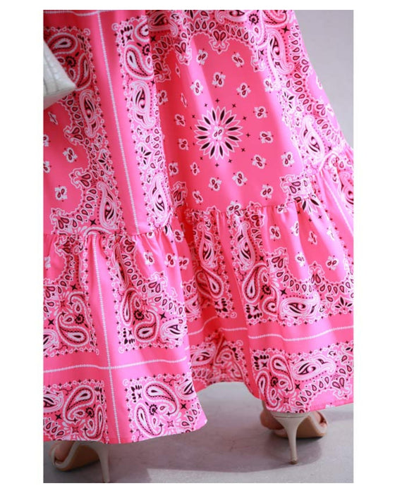 太陽の日差しに映えるバンダナ柄ロングワンピース