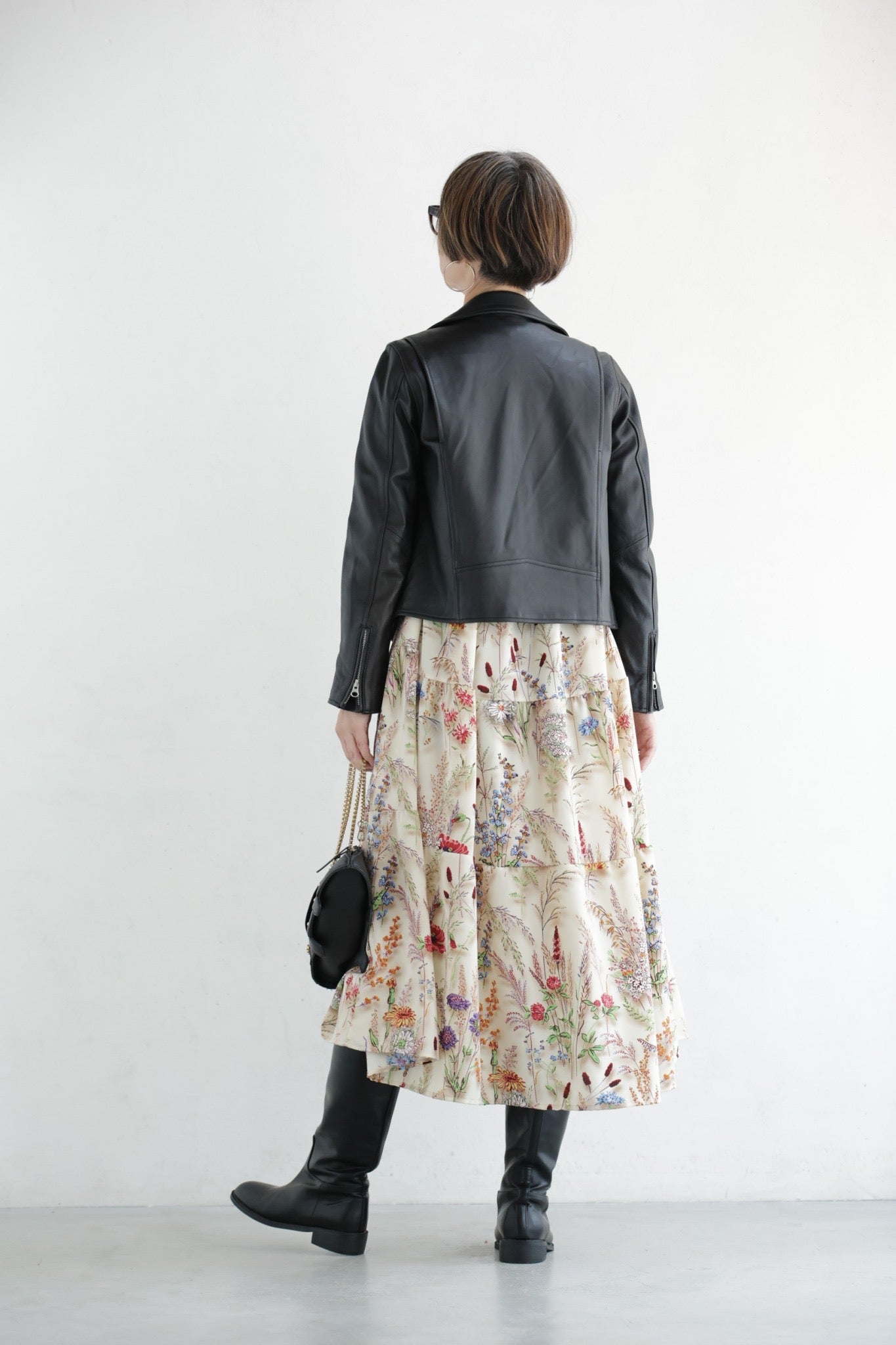 柔らかイメージの花柄ワンピースの甘辛MIXコーデ – ONE PEACE ONLINE