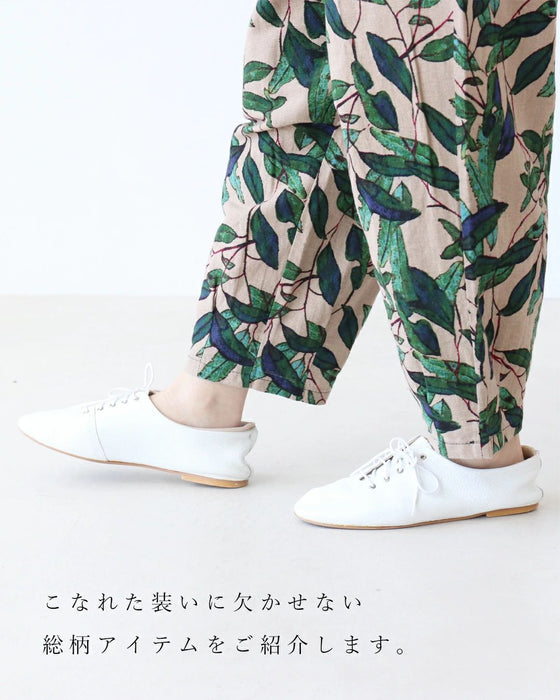大人っぽくキメるリーフ柄パンツ