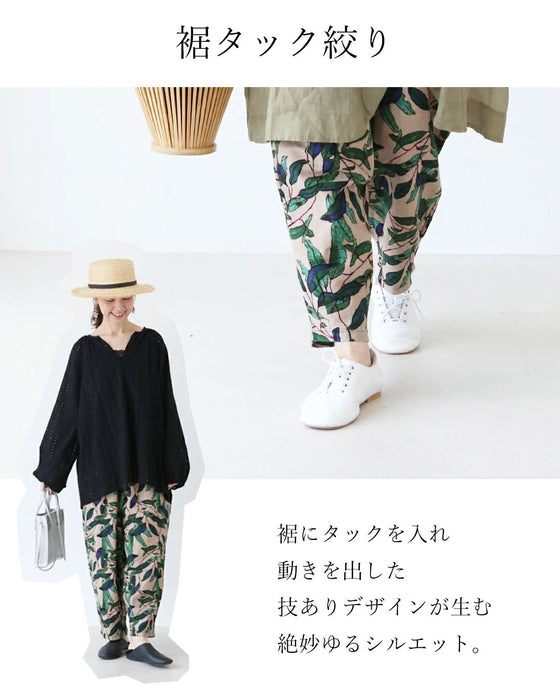 大人っぽくキメるリーフ柄パンツ