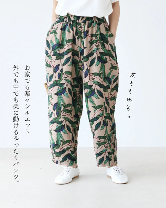 大人っぽくキメるリーフ柄パンツ