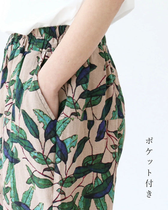 大人っぽくキメるリーフ柄パンツ