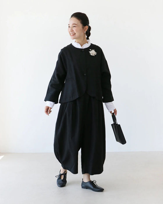 リネン素材のパンツ