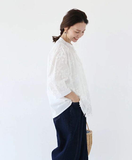 見惚れる 立体リーフ刺繍トップス
