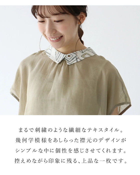 ちょこんと添えた幾何学柄の襟ブラウス