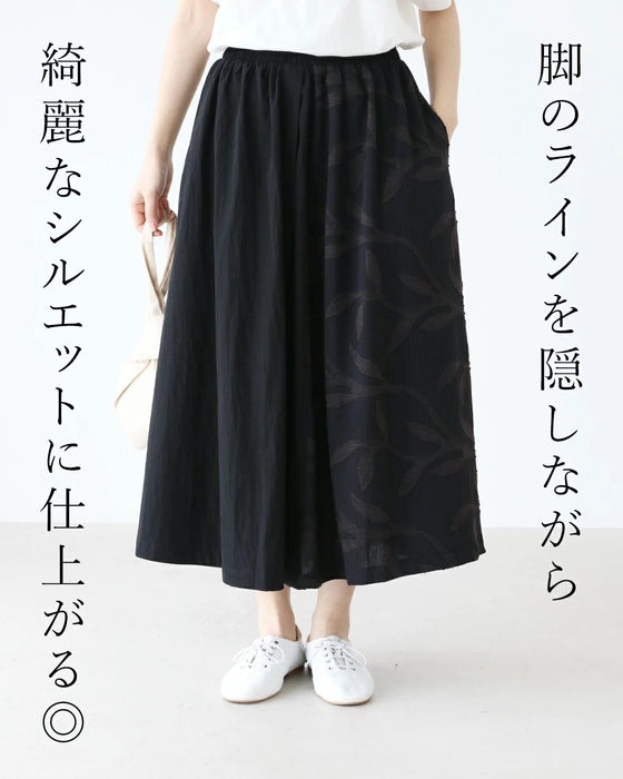 A chic and gorgeous skirt that sways in the wind