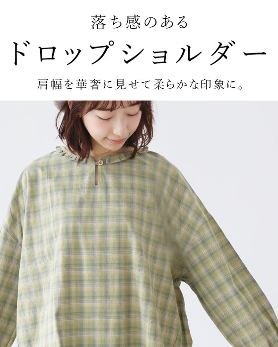 顔周りをパッと惹き立てるひとさじの愛らしさを ブラウス