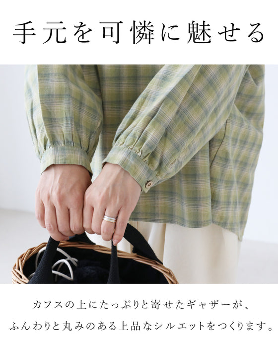 顔周りをパッと惹き立てるひとさじの愛らしさを ブラウス