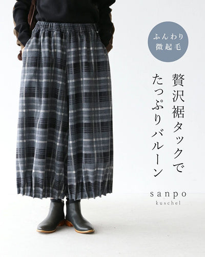 グレー