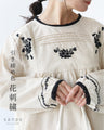 引き締め色花刺繍ブラウス
