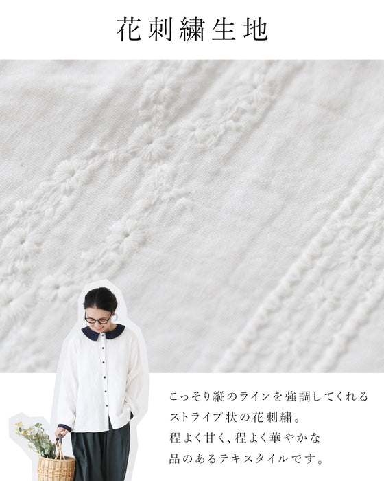 配色で引き締める縦縞花刺繍ブラウス