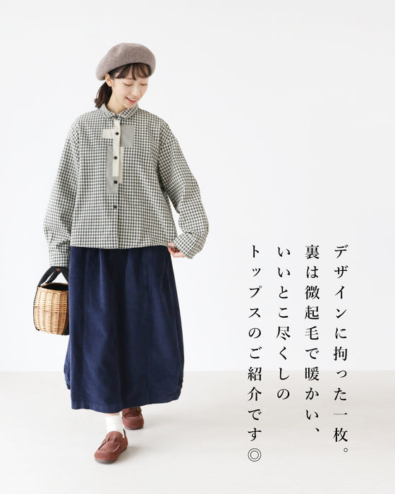遊び心のあるパッチデザイン シャツ