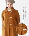 A slimming coat with eye-catching buttons