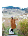 A slimming coat with eye-catching buttons