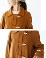 A slimming coat with eye-catching buttons