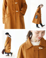 A slimming coat with eye-catching buttons