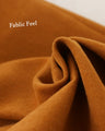 A slimming coat with eye-catching buttons