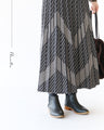 Monochrome patterned knit skirt