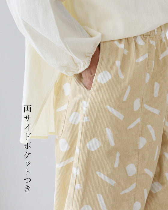 無地に飽きたら。コーデュロイパンツ