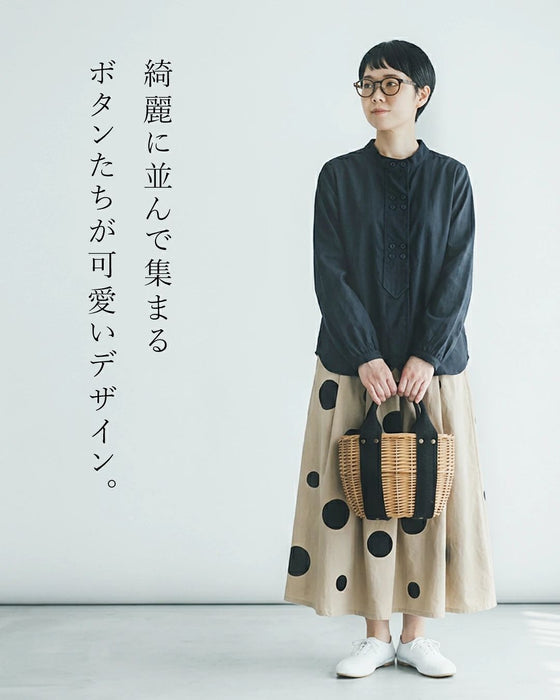 (全2色）シンプルなのに個性的？！集まるボタンブラウス