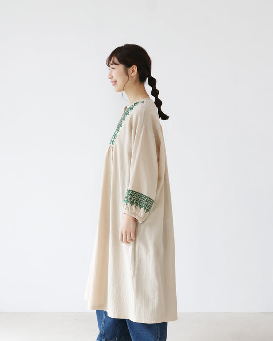 華やぐ刺繍が主役 ワンピース