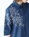 繊細な刺繍が目を惹く、大人のためのシャツ