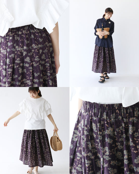 品よく華やぐ、大人の小花柄スカート