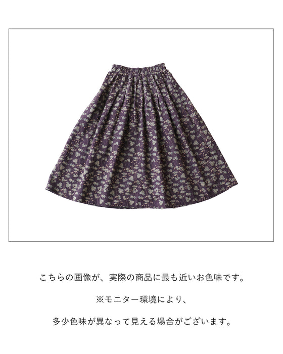 品よく華やぐ、大人の小花柄スカート