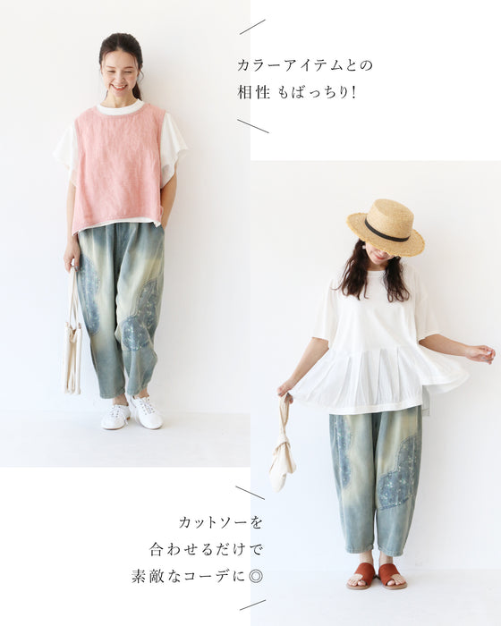 優しく仕上がる小花柄デニムパンツ