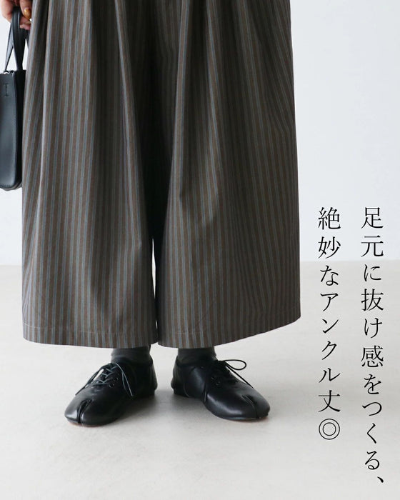 落ち着きのあるブルーストライプパンツ