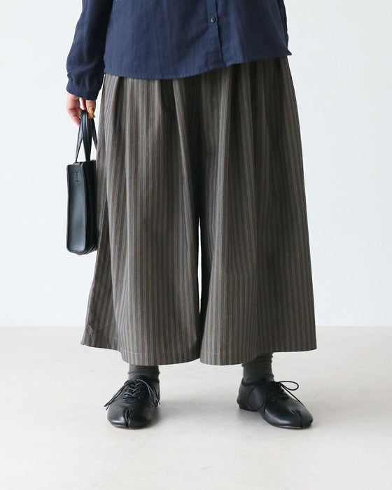 落ち着きのあるブルーストライプパンツ